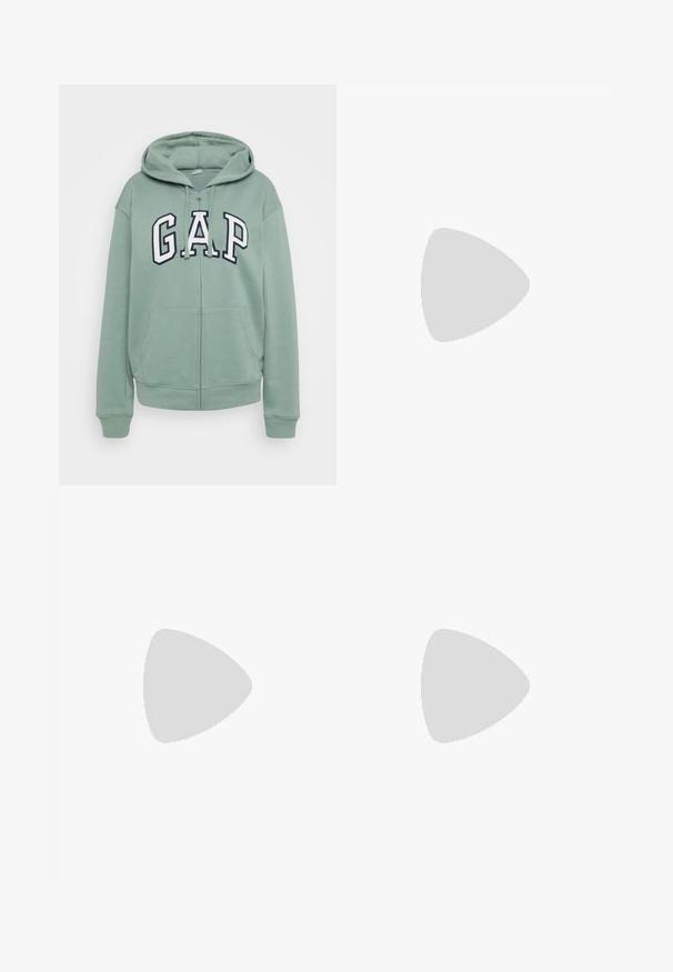 Fato de treino verde claro com fecho éclair, capuz com cordão, bolsos frontais e logotipo "GAP" bordado em azul-marinho. Material suave e punhos canelados.; Top branco sem mangas com decote redondo. Feito de um tecido liso, apresenta um corte descontraído e um design minimalista. Sem padrões ou detalhes.; Calças de ganga de perna larga com um gradiente de azul claro a escuro, cintura alta, passantes para cinto e um cinto de tecido a condizer. Acabamento em ganga texturizada.; Tênis brancos de plataforma com um cabedal suave semelhante a couro, formato arredondado, colarinho acolchoado e sola de borracha texturizada com ranhuras bem definidas.