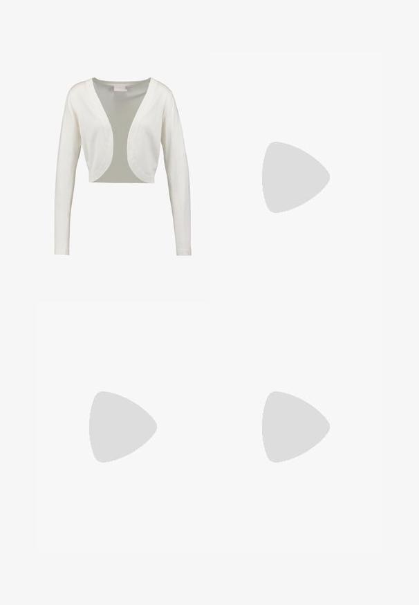 Valkoinen, lyhennetty neuletakki, jossa on pitkät hihat, syvä V-pääntie ja sileä pinta. Kevyt kangas, jossa on läpinäkyvä takaosa.; Valkoinen pitkähihaisen paita, jossa on kaulus, nappikiinnitys, kaksi rintataskua, suora helma ja hieman levenevät hihat, valmistettu sileästä kankaasta.; Ruske pleated shorts med vertikale striper, med flat midje og skreddersydd silhuett. Kort lengde med rene sømmer.; Ruskea mokkanahkainen polvipituinen saapas, jossa on litteä pohja, pehmeä pinta ja kontrastivärinen ommel yksityiskohtana saumoissa. Sivupaneelimuotoilu istuvuuden parantamiseksi.; Pyöreät, ruskehtavat aurinkolasit, joissa on kiiltävä burgundinpunainen runko. Kapeat sivut, joissa on hienovarainen brändäys. Litteät linssit.