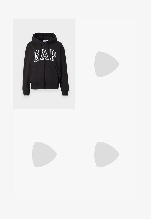 Svart zip-up hettegenser med framlommer og "GAP"-logo i store, hvite omrissbokstaver over brystet.; Svart kortermet t-skjorte med rund hals, laget av glatt stoff. Minimalistisk design uten synlige mønstre eller detaljer.; Sorte, flagrende yogabukser i elastisk materiale, med bred linning og en liten logo nær hoften. Glatt tekstur, uten mønstre.; Nike P-6000 sneakers med en lys grå mesh-overdel, sorte detaljer og en slitesterk svart gummisåle. Har et intrikat design og snøresystem.