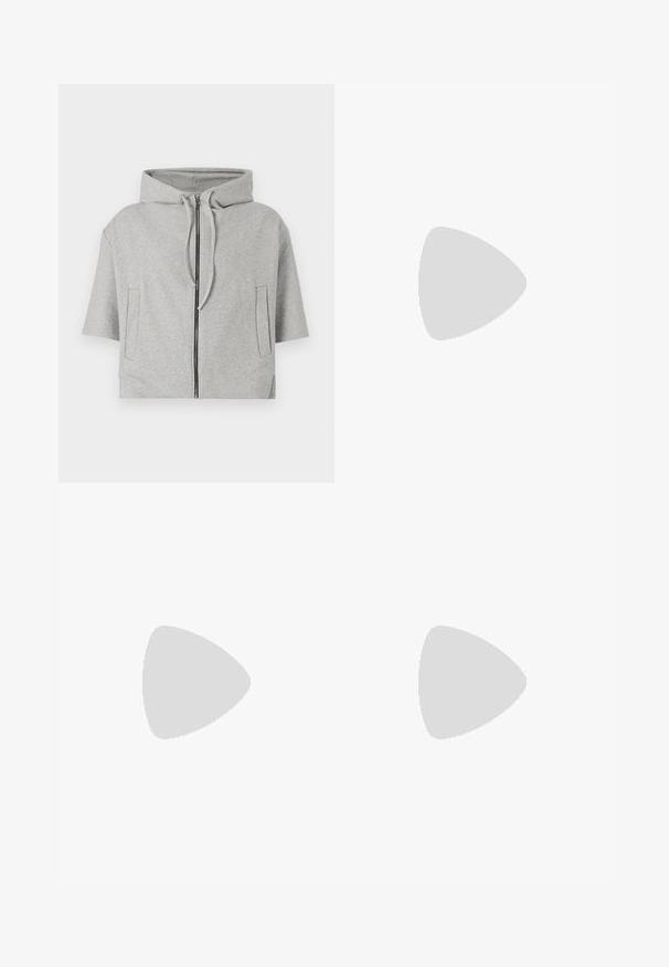 Sweat-shirt à capuche gris avec fermeture éclair, manches courtes et deux poches latérales, fabriqué dans un matériau doux, arborant un design minimaliste.; T-shirt gris à manches courtes fabriqué en tissu doux et texturé. Présente un col rond classique et un ourlet droit, idéal pour une tenue décontractée.; Jean en denim bleu à jambes évasées avec un design classique à cinq poches, fermeture à bouton à l'avant et légères décolorations pour ajouter de la texture.; Baskets blanches et noires avec une tige en cuir lisse, des accents texturés et une semelle épaisse blanche. Présentent un design classique à lacets.