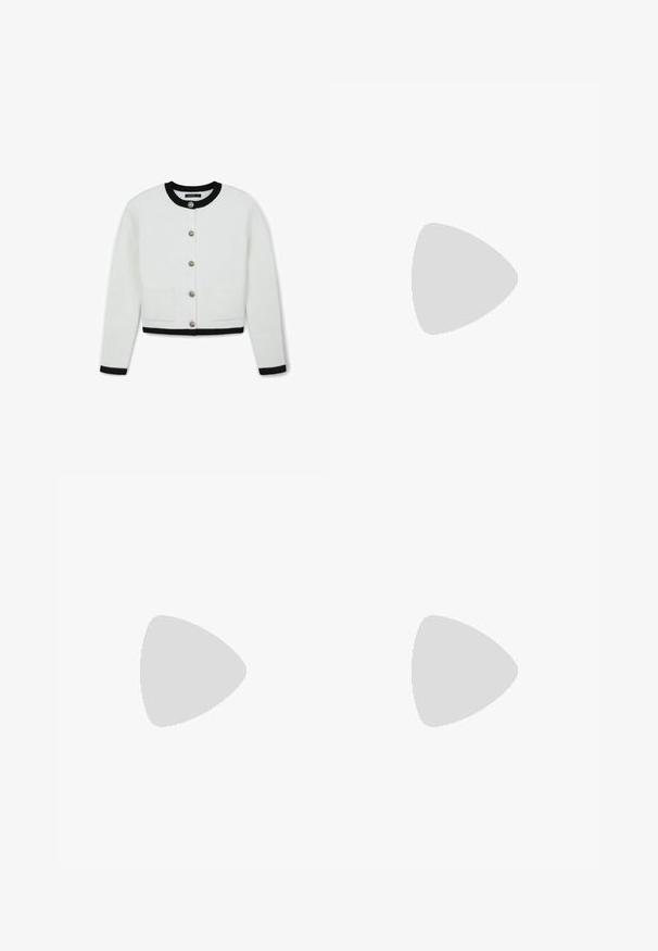 Weißer kurzer Cardigan mit einem schwarzen gerippten Kragen und Bündchen, ausgestattet mit silbernen Knöpfen, zwei Vordertaschen und einem strukturierten Strickdesign.; Schwarzes kurzärmeliges Oberteil aus dehnbarem Material mit einer figurbetonten Passform und gerafften Details an den Seiten. Glatte Textur, klassischer Schnitt.; Schwarze Hose mit geradem Schnitt, ausgestattet mit Fronttaschen und Seitenschlitzen am Saum. Hergestellt aus weichem, glattem Stoff. Geeignet für verschiedene Anlässe.; Braune Lackleder-High-Heelsandale mit einem Knöchelriemen, offener Zehenpartie und einem schlanken, minimalistischen Design. Verfügt über einen quadratischen Absatz.