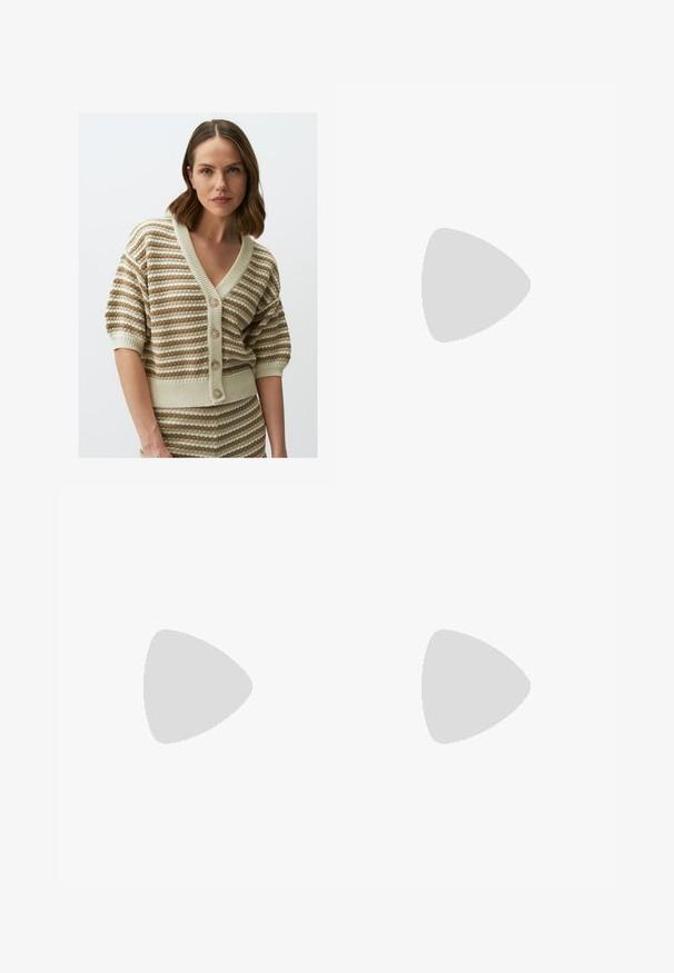 Cardigan rayé en beige et crème, avec un décolleté en V, des manches courtes et une fermeture à boutons. Tricot texturé avec un ourlet et des poignets côtelés.; Top sans manches blanc avec bretelles réglables, design ajusté, texture de tissu lisse et encolure ronde. Aucun motif ni détail matériel.; Jeans en denim droit bleu foncé avec cinq poches, surpiqûres orange et fermeture à boutons.; Baskets beiges avec un dessus en tricot texturé, rayures bleu clair et semelle en caoutchouc marron. Présentent des lacets ronds et un détail de logo sur le côté.