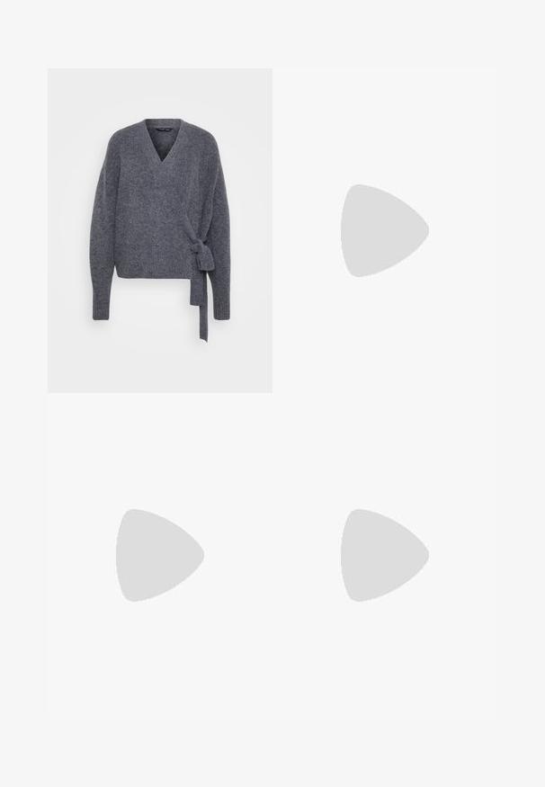 Sweater envolvente cinza tricotado com decote em V, mangas longas e detalhe de amarração lateral. Textura macia, corte descontraído e punhos canelados.; Duas bralettes de algodão: uma em bege claro e outra em preto, com alças finas e um design em V. Etiquetas visíveis no interior.; Saia preta com bolinhas brancas, feita de um tecido macio. Apresenta um corte reto e uma fenda na parte inferior para maior liberdade de movimento.; Sandálias de salto em couro negro com um design de tiras cruzadas, ponta quadrada e salto bloco. Textura suave com detalhes mínimos.; Bolsa de ombro em couro preto com um design curvo, apresentando uma alça texturizada e detalhes em dourado no fecho superior. Acabamento suave.