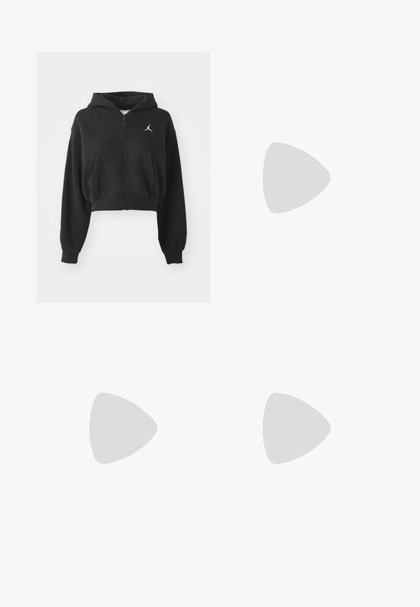 Melnā kroptā hoodie ar rāvējslēdzēju, izgatavota no mīksta auduma, ar kenguru kabatu un baltu logotipa akcentu kreisajā krūtī.; Melnas īsām piedurknēm T-krekls, kas izgatavots no kokvilnas. Tam ir apaļa apkakle, brīva piegriezuma forma un tīrs apakšmalas izgriezums bez redzamām rakstām vai detaļām.; Baltas, platais sporta bikses ar ribotu jostasvītru un smalku logotipa detaļu. Gluda auduma ar brīvu piegriezumu un sašaurinātu apakšdaļu.; Nike sporta apavi ar baltu augšdaļu, melniem akcentiem, strukturētām virsmām un izsmalcinātu dizainu. Melni auklas un redzamā zīmola identifikācija noslēdz izskatu.