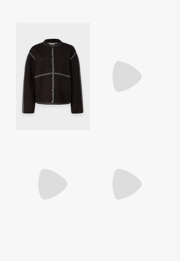 Veste en tricot noire avec un col rond, présentant des coutures blanches le long des seams et cinq boutons noirs sur le devant. Manches longues incluses.; Deux hauts sans manches en maille côtelée, en noir et blanc, dotés d'un design ajusté et d'une texture lisse, avec une longueur courte.; Pantalons larges noirs en tissu léger, avec une fermeture à bouton à l'avant et un devant plat, dotés d'ourlets soigneusement cousus.; Baskets avec une tige en cuir blanc, un bout en daim gris et trois bandes noires. Présente un logo bleu sur la languette et une semelle en caoutchouc texturée.