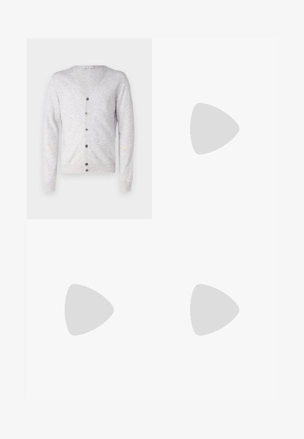 pure cashmere MEN V NECK CARDIGAN - Ζακέτα - grey; Λευκό πουκάμισο με μακρύ μανίκι, φτιαγμένο από βαμβάκι, με τσέπη στο στήθος με τονικό κέντημα, γιακά και κουμπιά στους μανικέτες.; Καφέ παντελόνι με ψηλή μέση από υφαντό ύφασμα. Διαθέτει φαρδιές καβάτζες και δύο μανίκια μπροστά για δομή. Καθαρή φινίρισμα χωρίς ορατό εξοπλισμό.; Μαύρες δερμάτινες μπαλαρίνες με λεία υφή, στρογγυλή μύτη και διακοσμητική ταινία πάνω από το επάνω μέρος. Χαμηλός καπιτώνας, μινιμαλιστικός σχεδιασμός.