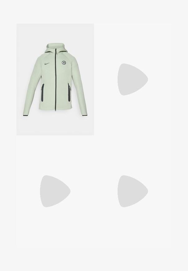 Hellgrüner Hoodie mit Reißverschluss, ausgestattet mit einem runden Chelsea FC-Logo, schwarzen Akzenten und zwei vorderen Reißverschluss-Taschen.; Weiße Baumwoll-T-Shirts, kurze Ärmel, Rundhals-Design, schlichte Textur, in einer Reihe gestapelt, mit dezentem Branding am Hals.; Hellgrüne Jogginghose mit taillierter Passform, versehen mit dem Chelsea FC-Logo und dem Nike-Swoosh, seitlichen Taschen mit schwarzen Akzenten und elastischen Bündchen.; Schwarze Ledersneaker mit strukturierten Oberflächen, weißem Nike-Swoosh, grauer Sohle, runder Zehenpartie und Schnürdesign. Verfügt über Perforationen an der Zehenbox.