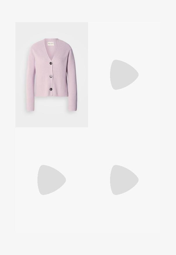 Lila rebrasta pletena jakna z globokim V-izrezom in tremi temnimi gumbi spredaj. Dolgi rokavi in skrajšan kroj.; Bela kratkotrajna majica s kratkimi rokavi, narejena iz mehke bombažne tkanine. Ima okroglo ovratnico in sproščen kroj. Čist dizajn brez vidnih vzorcev ali akcentov.; Črne hlače s ravnim krojem, ki imajo dva sprednja žepa in pas. Narejene so iz gladkega, lahkega materiala.; Črne usnjene pumpice z nazobčanimi prsti in nizko blokasto peto. Imajo trak okoli gležnja z zaponko v zlatem tonu. Gladka tekstura.