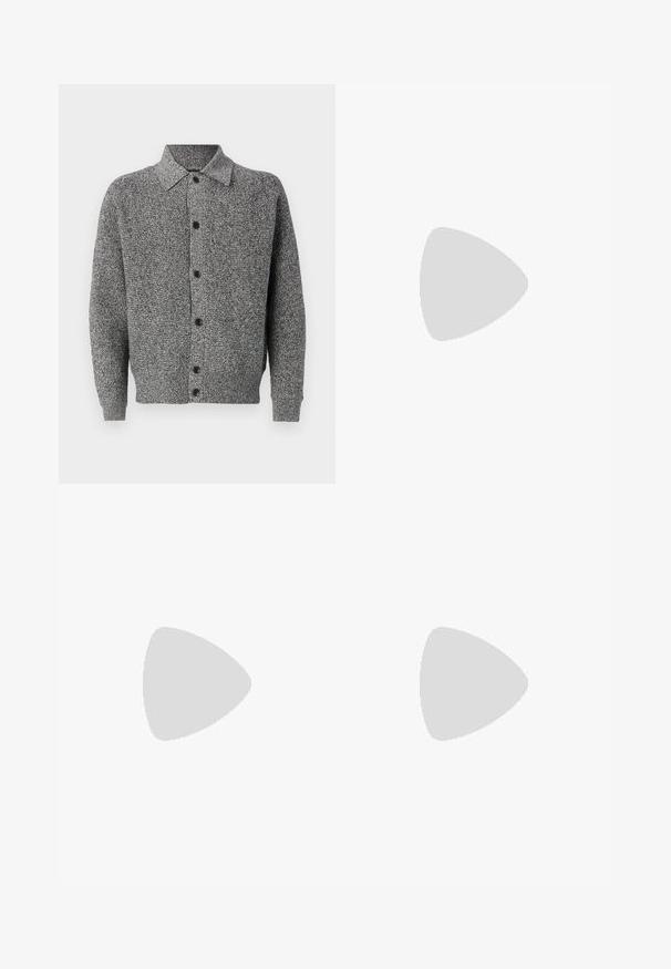 Grå strikket cardigan med krage, lange ermer og knapping foran. Har et teksturert mønster og ribbede hem og mansjetter.; Grå kortermet T-skjorte laget av myk, teksturert stoff. Har en klassisk rund hals og en rett kant, passende for uformell bruk.; Sorte treningsshorts laget av bomullsblanding, med elastisk midjebånd og en stor, tonet logo print på venstre side.; Hvit sneakers med semsket detaljer, rund tå, flate snøringer og en kremfarget gummisåle. Har grønn merking på hælen.; Svart tekstil hofteveske med en buet form, som har en glidelås hovedrom og en frontlomme, med preget merkeetikett på forsiden.