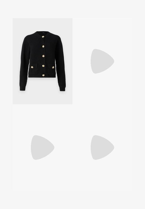 JOOP! KIMBERLY  - Chaqueta de punto - black; Top de punto blanco de manga corta con un patrón sutil, que presenta un escote redondo y un acento dorado en el dobladillo. La textura parece ligera y transpirable.; Pantalones negros con un diseño a medida, que presentan una cintura alta, pliegues y un corte recto. Fabricados en tejido suave de color sólido.; Zapatos de charol negro con tacón de pala y puntera afilada, con detalles en tono dorado en la correa, que presentan un tacón cuadrado. Textura suave.