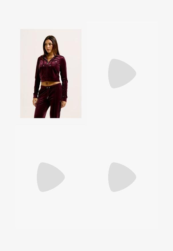 Tuta in velluto bordo caratterizzato da una felpa corta con zip e tasche, abbinata a pantaloni con cordoncino, che mette in evidenza una texture liscia e morbida.; T-shirt nera a maniche corte in cotone. Presenta un collo rotondo e una vestibilità ampia con una texture liscia e uniforme. Nessun motivo o accento visibile.; Pantaloni neri leggeri con vita elastica e caviglie arricciate. Il tessuto è liscio e presenta un design rilassato e affusolato.; Sandalo bianco con tacco alto, caratterizzato da un design a cinturini e un legaccio alla caviglia. Texture liscia con una piattaforma frontale per un'altezza aggiuntiva.