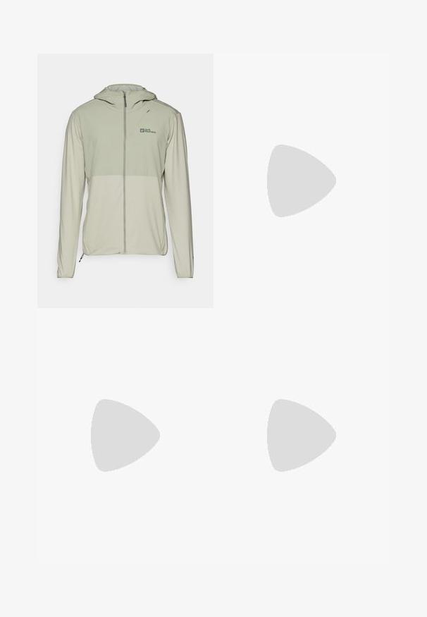 Giacca verde chiaro con zip e cappuccio, caratterizzata da una tonalità più chiara nella parte inferiore e un logo nella parte superiore sinistra. Tessuto liscio, maniche lunghe.; T-shirt bianco a maniche lunghe in cotone con colletto rotondo. Presenta un piccolo logo nero sul petto. Texture liscia, vestibilità regolare.; Pantaloni sportivi neri con vita regolabile tramitecordino, vestibilità affusolata, polsini elasticizzati e un piccolo logo bianco sulla coscia sinistra, realizzati in tessuto morbido.; Scarpe da esterni nere realizzate in mesh e materiale sintetico, con una parte superiore testurizzata, un sistema di allacciatura sicuro e una suola robusta, su terreno roccioso.