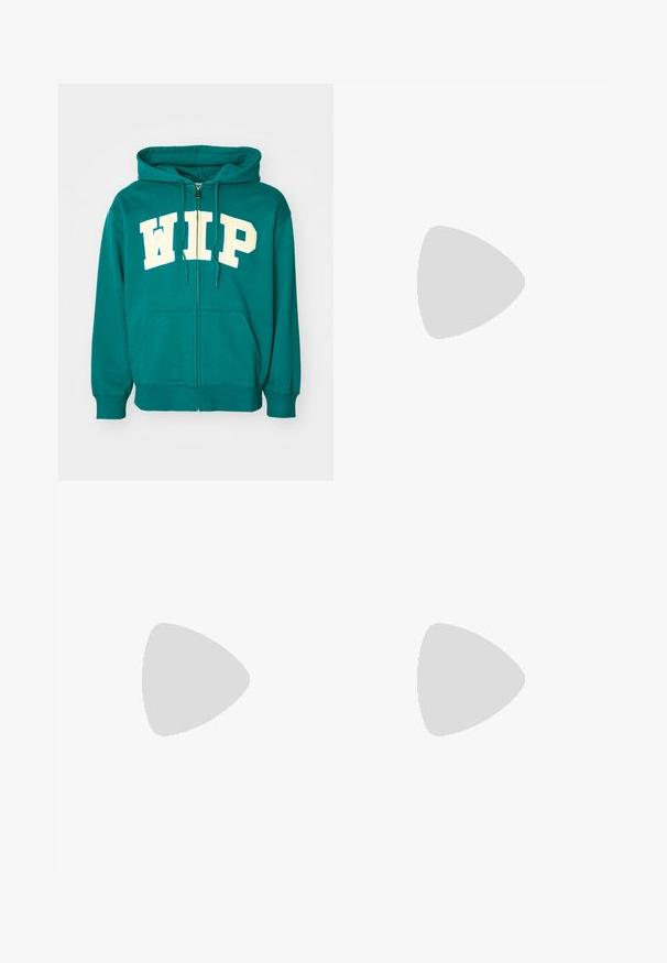 Tirkizna zip-up hoodie izrađena od mekog materijala s prednjim kengur džepom i velikim "WIP" natpisom u krem boji. Dvostruki žnir.; Bijela dugopruga majica s dugim rukavima od pamuka. Dizajn s okruglim izrezom, rebrastim manžetama i malim logotipom na lijevom rukavu. Glatka tekstura.; Svijetloplave traperice s ravnim nogavicama, sa srednjim strukom, pet džepova i zatvaranjem na dugme i patentni zatvarač.; Crna kožna loaferica s resicama, koja ima čvrst crni potplat i žute šavove duž ruba. Teksturirana završna obrada.; Necklace od tri sloja srebrnog metala s elegantnim, fleksibilnim lančićima blagog sjaja, zatvoren s karabinera i prilagodljivim lančićem.