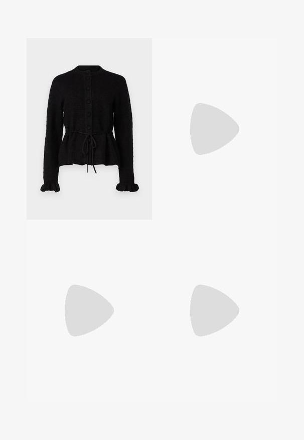YAS YASTHELLIS CARDIGAN - Cardigan - black; T-shirt nera in cotone con maniche corte, caratterizzata da una piccola grafica di una farfalla rosa sul lato sinistro del petto. Design a girocollo con una vestibilità rilassata.; Jeans neri a palazzo realizzati in denim. Presentano una chiusura con bottone, cinque tasche e una texture liscia. La gamba svasata inizia sotto il ginocchio.; Décolleté in vernice nera con punta affusolata e tacco in geometria cubica. Presentano un design elegante e minimalista, con una texture liscia.