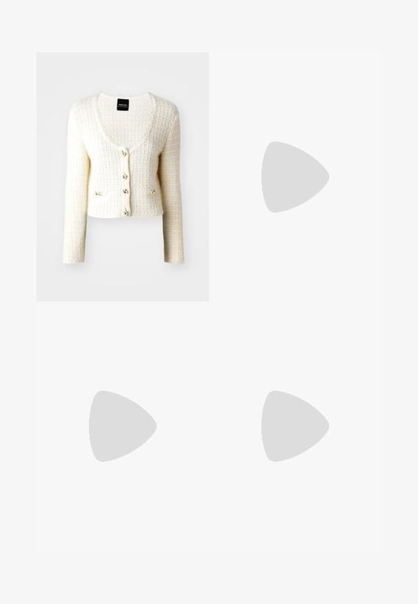 Hvid tekstureret cardigan med scoop halsudskæring, fem lukninger i guldtonet knapdesign og to sidelommer. Har lange ærmer og et cropped design.; Sort bomulds t-shirt med rund halsudskæring, korte ærmer og et broderet logo på brystet. Enkel, afslappet pasform uden mønstre.; Sorte skræddersyede bukser med lige ben-design, der har en glat tekstur og skarpe folder langs fronten. Ingen synlige hardware.; Sorte spidse slingback-sko med en lav hæl, lavet af glat læder og med udskæringer på siden for åndbarhed.