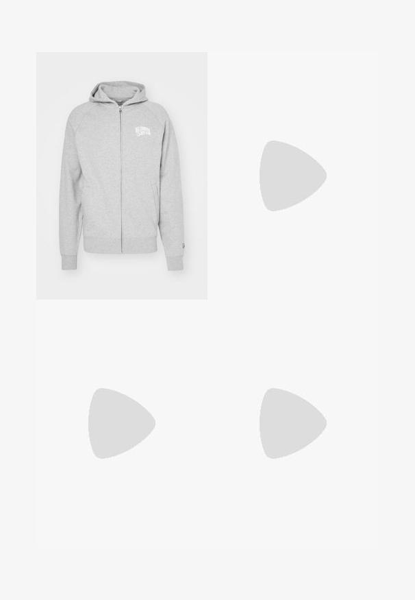 Grå zip-up hettegenser laget av mykt materiale. Har hette, ribbede mansjetter, og trykk med logo på venstre bryst. Enkelt, hverdagslig design.; En enkel, mørkegrå kortermet T-skjorte med rund hals, med en liten hvit merkeetikett inne i kragen, på en hvit bakgrunn.; Svart cargo-bukser med elastisk midje, innsvingte ben, sidelommer og en enkelt cargo-lomme på venstre lår. Glatt tekstur.; Sorte semskede sneakers med hvit gummisåle, med tonale sømmer og snøring. Glatt tekstur med en moderne, strømlinjeformet form.