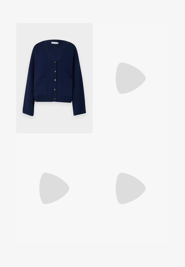 Marinblå stickad cardigan med V-hals, sex svarta knappar och två framfickor. Har överdimensionerade ärmar och en kortad nederkant.; Vit t-shirt i bomull med rund halsringning och korta ärmar. Enkelt mönster, slät yta, inga mönster eller accenter.; Svarta denimjeans med avslappnad passform, rak benprofil, femficksdesign och en något bleknad textur. Knapp och dragkedja framtill.; Svarta sneakers med röda ränder, i mocka och läder, rundad tå, platta snörning, texturerad gummisula och detaljer i guld.