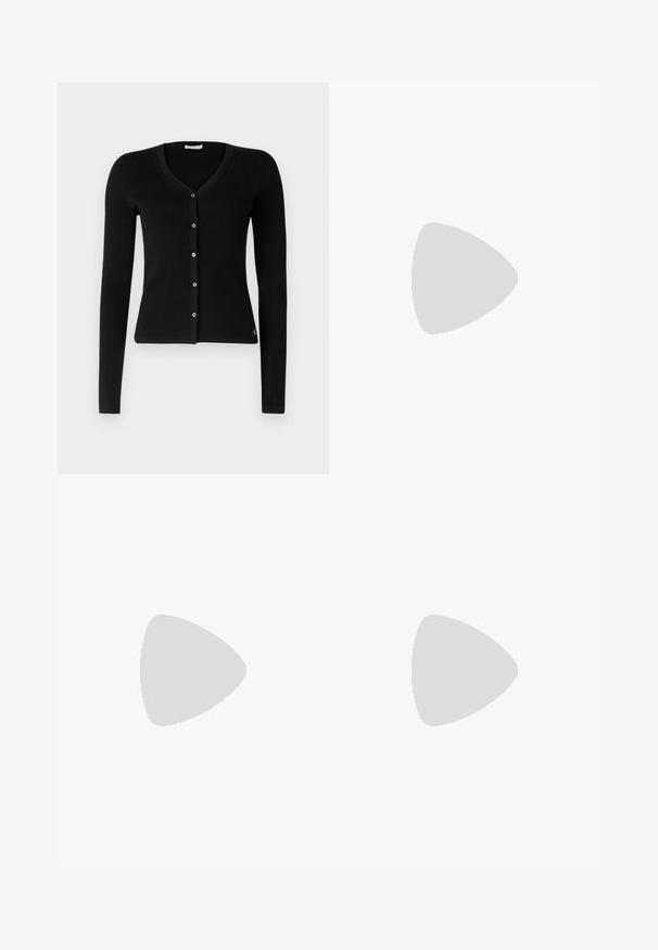 Melnā ribota kardigāna ar garām piedurknēm, V veida kakla izgriezumu un pogu aizdari. Izceļas ar pieguļošu dizainu un nelielu logotipa akcentu apakšmalā.; Balta garo piedurkņu krekls no ribota auduma, ar apaļu kakla izgriezumu un pieguļošu formu. Bez rakstiem vai akcentiem.; Plati zili džinsi ar augstu jostasvietu, ar šnaukaša saišu, piecām kabatām un kontrastējošiem šuvju akcentiem.; Tan zābaki līdz potītei ar apaļu purngalu, ar izšūtiem rakstiem, ar cilpu aizmugurē un strukturētu gumijas zoli. Izstrādāti komfortam un siltumam.