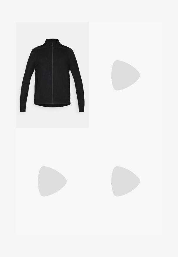 Casaco preto com fecho zip, gola alta, tecido texturizado, dois bolsos laterais e um logótipo subtil no peito. Design ajustado, mangas longas.; T-shirt preta em algodão com gola redonda, mangas curtas e logo branco "BOSS" centrado no peito. Textura suave, corte casual.; Calças de fato pretas feitas de material macio, com uma cintura elástica, cordão e pernas ajustadas. Apresenta um pequeno logotipo de lado.; Shoe de corrida preto com uma superfície texturizada, detalhes cinza claro e três riscas horizontais em castanho. Apresenta uma sola branca acolchoada.