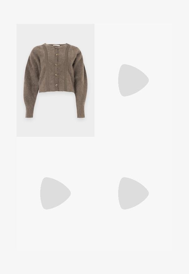 Hnědý chlupatý zkrácený kardigan s dlouhými rukávy, pěti želvovinovými knoflíky a svislými pletenými panely.; Bílá bavlněná tričko s krátkým rukávem a kulatým výstřihem. Má uvolněný střih a minimalistický design bez vzorů nebo akcentů.; Černé kalhoty s širokými nohavicemi a vysokým pasem, s dvojitými předními záhyby, poutky na opasek a hladkým povrchem. Bez kapes a viditelné kovové části.; Zign Vysoká obuv - black; Černé oválné sluneční brýle s tmavými skly a lesklým plastovým rámem. Obsahují zlaté logo na straně, které poskytuje elegantní a moderní design.