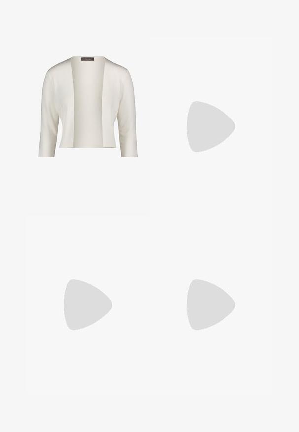 Weißer gerippter Cardigan mit weitem offenen Vorderteil, Dreiviertelärmeln und weicher Textur. Etikett am Ausschnitt sichtbar.; Weißes Kurzarmoberteil mit lockerer Passform, das ein gerafftes Design in der Taille und eine glatte Stofftextur aufweist. Marke: Anna Field.; Schwarze, taillierte Hose mit geradem Bein, aus einem glatten Stoff und mit klaren Falten an der Vorderseite. Keine sichtbare Hardware.; Weiße Mesh-Sneaker mit silbernen Akzenten und einer strukturierten Sohle, platziert auf einer roten Oberfläche, kombiniert mit karierter Hose.