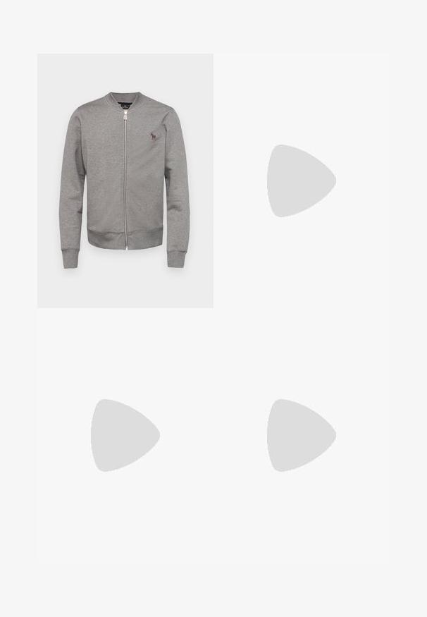 PS Paul Smith ZEBRA czarny; Czarna koszulka z krótkim rękawem i okrągłym dekoltem z małym białym logo "Filling Pieces" na lewej piersi.; Ciemnoniebieskie spodnie z miękkiego materiału z plisowanym przodem i elastyczną talią. Posiadają zapięcie na guzik i prostą nogawkę.; Czarny, pleciony but wsuwany z gładkim skórzanym akcentem na cholewce, o okrągłym nosku i niskoprofilowej gumowej podeszwie.