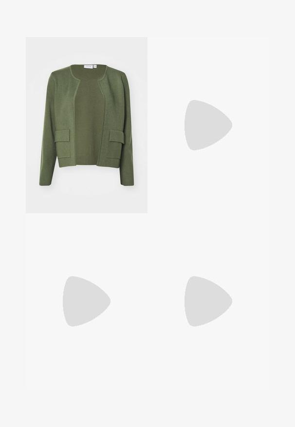 Ελιάς πράσινο κασκόλ φτιαγμένο από μαλακό ύφασμα, με ανοιχτό μπροστινό σχέδιο, διαθέτει δύο μπροστινές τσέπες και στρογγυλή λαιμόκοψη, με υφή.; Μαύρο μπλουζάκι από �βαμβάκι, με κοντά μανίκια πάνω από ένα λευκό μπλουζάκι με μακριά μανίκια και διακριτό υφασμάτινο σχέδιο. Σχέδιο με στρογγυλή λαιμόκοψη.; Μαύροι πλισέ παντελόνια με ελαστική μέση. Διαθέτουν φαρδιά πόδια και μαλακό, υφασμάτινο υλικό με κατακόρυφες ρίγες.; Μαύρες μποτές μέχρι τον αστράγαλο από λείο δέρμα, με πλευρικό φερμουάρ, χοντρό υφασμάτινο τακούνι και στρογγυλή μύτη.