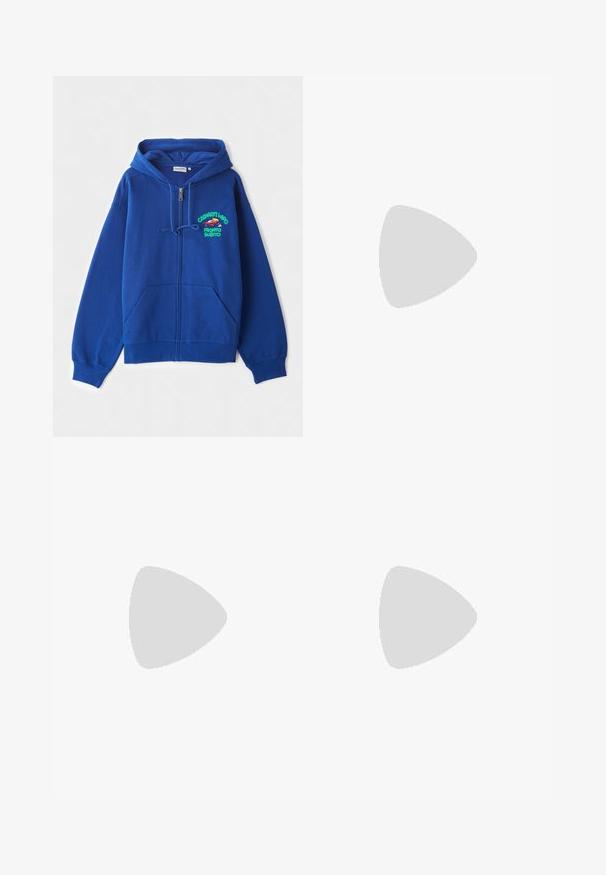 Blå zip-up hoodie i mjukt tyg. Har en huva med snodd och framfickor. Inkluderar färggrafisk text på vänster bröst.; Vit bomull t-shirt med korta ärmar och rund hals. Har en liten, diskret Nike-logotyp på bröstet och en sidetikett.; Svarta byxor med dragsko i midjan, avslappnad stil, med sidfickor och rak benklippning på en plain bakgrund.; Svarta sportskor med texturerat tyg och gummisulor, med elastiska snörningar och en blå detalj på hälen. Bärs med ljusa jeans.