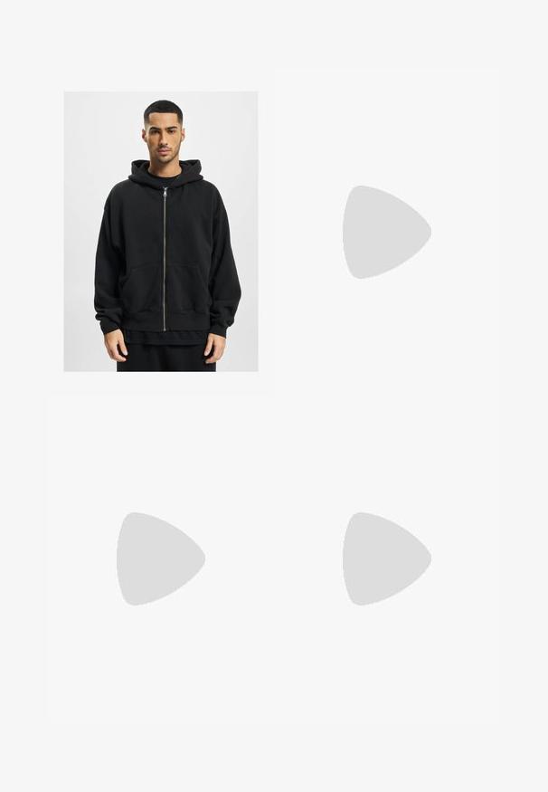 Sort zip-up hættejakke lavet af blødt stof, med en stor hætte, to forlommer og ribbede manchetter. Løs pasform og minimalistisk design.; Hvid bomulds t-shirt med korte ærmer, rund halsudskæring, afslappet pasform, og ingen synlige logoer eller mønstre. Glat tekstur og minimalistisk design.; Sorte joggingbukser lavet af blødt stof, med en elastisk talje med snøre, ribbede manchetter og et lille logo på venstre lår.; Hvide lædersneakers med perforeringer, rund tå, flad sål og tykke snørebånd, med et synligt swoosh-logo og "AIR" på hælen.
