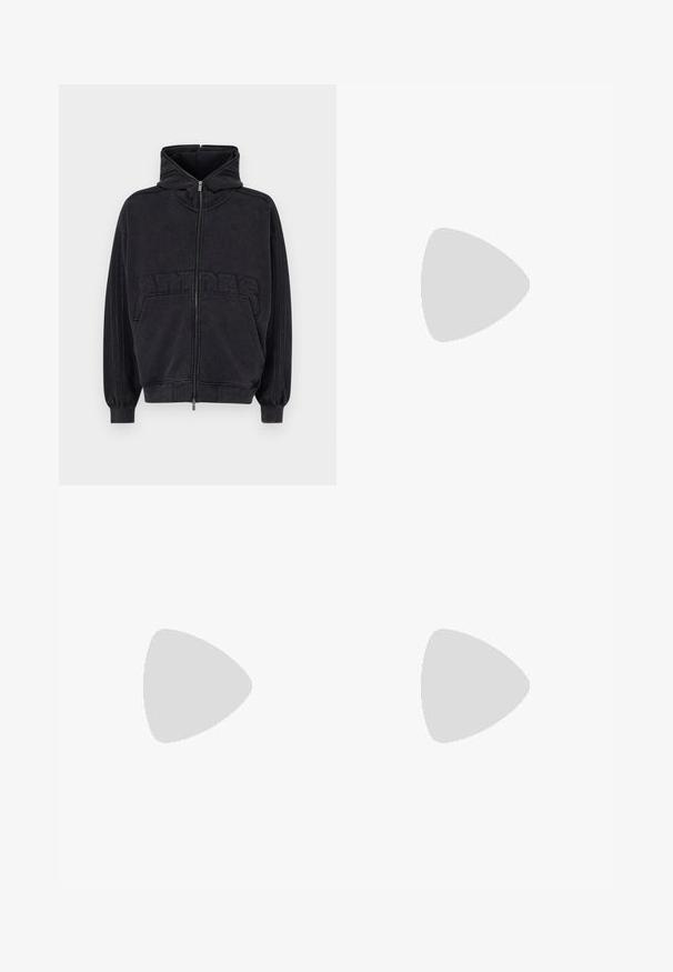 adidas Originals ADILENIUM SEASONAL 3 GRAPHIC FULL-ZIP - Sweat zippé - black; T-shirt en coton blanc à manches courtes et col rond. Présente un graphique central de papillon avec un motif de flammes noires. Texture lisse.; adidas Originals ADIBREAK UNISEX - Pantalon de survêtement - night indigo/clear sky; adidas Originals FORUM CL UNISEX - Baskets basses - core white/grey one/off-white
