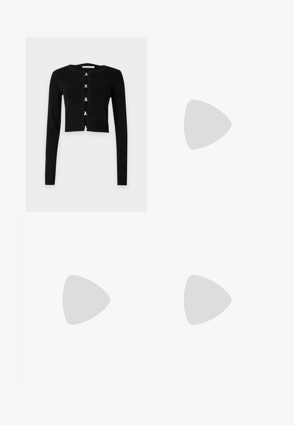 Czarny krótki kardigan wykonany z żebrowanej tkaniny. Posiada długie rękawy oraz zapięcie na guziki z dekoracyjnymi srebrnymi akcentami. Prosty okrągły dekolt.; Czarna, bezrękawnikowa sukienka maxi z drapowanymi detalami po bokach, wykonana z gładkiego materiału; charakteryzuje się okrągłym dekoltem i dopasowaną sylwetką.; Czarne skórzane mule z ostrym noskiem i niskim obcasem w szpilkach. Gładka tekstura, minimalistyczny design i otwarty tył dla łatwego zakładania.; Biała skórzana torebka o zaokrąglonym kształcie, z wytłoczonym logo "CK" z przodu i pojedynczym paskiem na ramię. Zapięcie na zamek z góry.