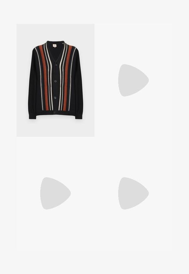 Sort cardigan med V-hals, prydet med lodrette striber i rød, hvid og tan. Fem knapper foran, ribbede ærmer og kant.; Hvid langærmet skjorte med knapper lavet af glat stof. Har en klassisk krave, frontknapper og manchetter med en enkelt knap. Slim fit design.; Grå bomulds-loungebukser med elastisk talje, snor og to sidelommer; lige ben-design, blød tekstur, uden mønstre.; Sorte læder loafers med en glat finish, rund tå og dekorativ syning på vampen. Lav stablet hæl og let glans.