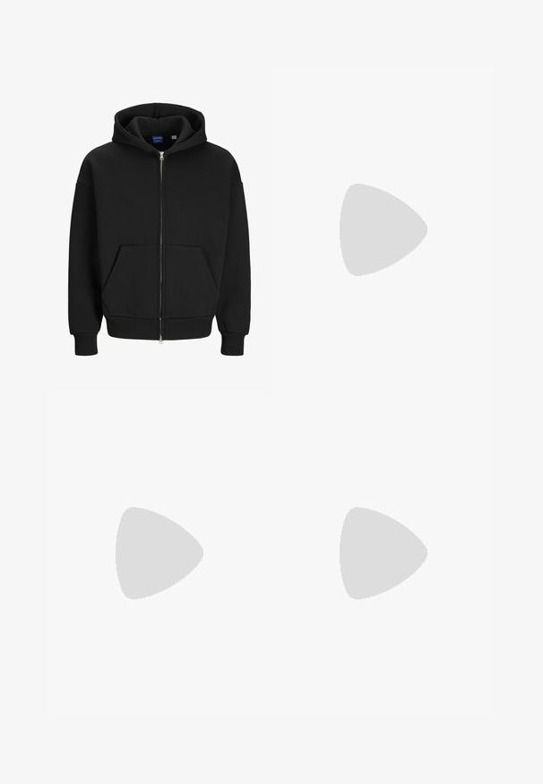 Jack & Jones EINFARBIG  - Lukuga pusa - black; Mustat puuvillased T-särgid lühikeste varrukatega, ümar kaelus ja väike embosseeritud logo rinnal. Punane brändi silt kaeluses.; Hele sinine denim sirgeded teod, klassikalise viie tasku disainiga, ees nupuga kinnitamine ja vööaugu lõiked. Sile tekstuur.; Mustad mustrehilised jalanõud, millel on võrgumaterjal ja sünteetilised aktsendid, ümarad varbad, tekstureeritud tallaosa ning kontrastsed läikivad detailid peal.