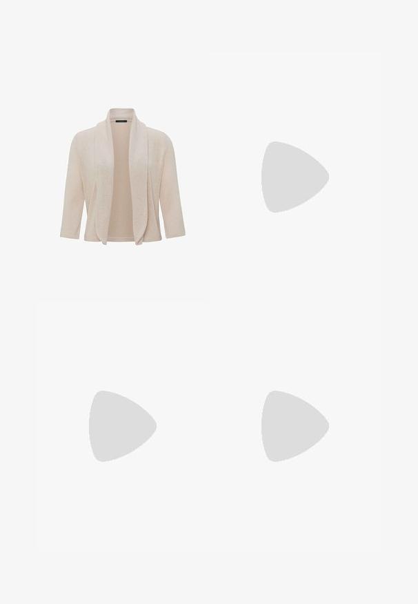 Beiger Cardigan mit weichem Stricktextur, offenes Design und dreiviertellangen Ärmeln. Glattes Material mit dezenten Nähdetails.; Weißes Baumwoll-T-Shirt mit kurzen Ärmeln, Rundhalsausschnitt und lockerer Passform. Glatte Textur und schlichtes Design, keine Muster oder Akzente.; Weite Hosen aus einem glatten, dunkelbraunen Stoff. Sie haben einen hohen Bund und ein minimalistisches Design ohne Verzierungen.; Braune Lederbootsschuhe mit einer massiven braunen Gummisohle, goldenen Ösen und kontrastierenden Nähten. Mit einem Logo an der Seite.