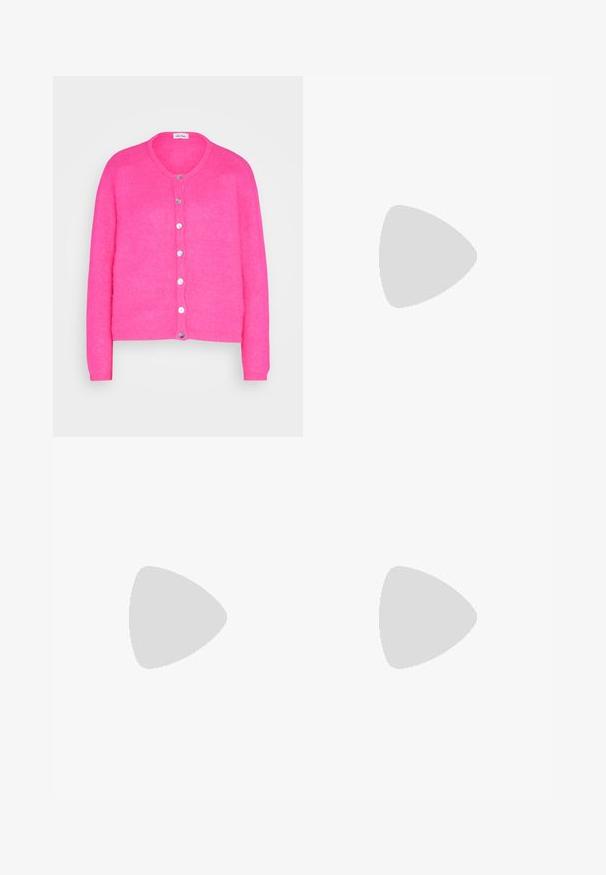Roze, kortärmige cardigan van zacht materiaal met een ronde halslijn, voorzien van 7 knopen aan de voorkant en een gemêleerde brei texture.; Kriss Soonik HAVANA CAT  - Cocktailjurk - black; Zwarte sneakers met een slank ontwerp, voorzien van drie witte strepen, een zwarte tong en een gestructureerde bruine rubberen zool. Accenten van gouden letters.; Zwart stoffen draagtas met een uniek V-vormig ontwerp en een gladde textuur. Voorzien van een korte handgreep met minimalistische hardware-details.