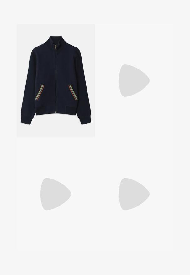 Sweater azul-marinho com fecho zip e gola alta, featuring duas bolsos decorados com riscas arco-íris e um fecho dourado. Textura suave, corte descontraído.; Camiseta de manga curta azul-escura com decote redondo, apresentando um detalhe azul-claro na gola e nas mangas. Feita de um tecido de algodão macio.; Calças brancas de corte slim com cintura elástica, apresentando dois bolsos laterais e uma textura suave e ligeiramente brilhante.; Sapatilhas de couro azul-marinho escuras com um acabamento suave, bico arredondado, um fecho de seis ilhós e sola de borracha branca contrastante. Apresenta a marcação na lateral.