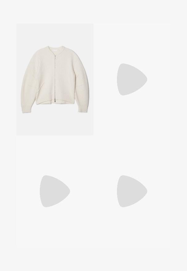 Helmut Lang APEX FULL ZIP - Chaqueta de punto - ivory; Bañador negro con laterales descubiertos, tirantes gruesos y diseño de cuello en V. Hecho de una tela suave, presenta una etiqueta de marca en la parte posterior.; Pantalones negros con un sutil patrón de media luna, corte recto, textura de tela suave y un diseño de cinturilla estándar.; Zapato de slingback negro de piel con punta afilada, correas decorativas con ojales de metal y un tacón bajo y ancho. Superficie texturizada.