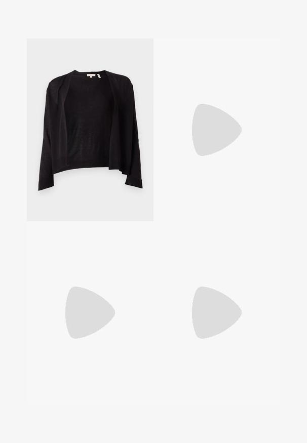 Cardigan noir à coupe décontractée, devant ouvert, manches longues et ourlet côtelé. Fabriqué en maille légère. Sans fermetures.; Haut rayé bleu marine et blanc à manches longues avec un col bateau et des accents de boutons dorés sur les manches retroussées. Tissu doux, coupe décontractée.; Pantalons noirs ajustés en tissu lisse, avec une taille classique, une fermeture éclair sur le devant et des poches latérales au design élégant et sur mesure.; Escarpins slingback en cuir verni noir avec un embout pointu, un design à découpes arrondies et un talon carré. Présente un accent de boucle en ton doré.