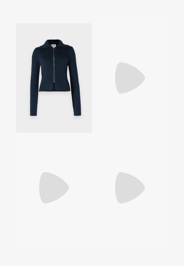 Abercrombie & Fitch Cardigan - navy blazer; Gina Tricot SOFT TOUCH CROPPED TOP - Maglietta a manica lunga - pristine; Jeans a campana di colore blu chiaro realizzati in denim, con cinque tasche, cuciture a contrasto e chiusura con bottone in vita.; Stivali da cowboy in pelle marrone con punta affusolata e tacco a blocco, caratterizzati da dettagliati ricami e accenti rialzati sul gambale.; Occhiali da sole tartarugati marroni con forma vintage a occhio di gatto e lenti marroni. Presentano bracci curvi con accenti rossi.; Borsa hobo nera realizzata in materiale similpelle liscio con manico intrecciato, caratterizzata da una forma morbida e arrotondata e una chiusura superiore con cerniera.; Orecchini a cerchio in argento con un design torciglionato, caratterizzati da una finitura lucida e chiusura a perno. Misurano circa 3 cm di diametro.
