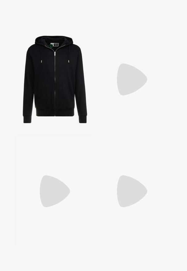 Sort hættejakke med lynlås lavet af bomuld, med en snøre i hætten, frontlommer og ribbede manchetter og kant. Glat tekstur, enkelt design.; Oliven grøn bomulds t-shirt med et stort sort Levi's logo på forsiden. Klassisk rund hals og korte ærmer, glat tekstur.; Olivenfarvede cargo-bukser lavet af slidstærk bomuld. Har flere lommer, en lynlåslomme på siden og tapered ben med en let tekstureret overflade.; Sorte høje canvas sneakers med hvide gummisåler og snørebånd, prydet med et cirkulært logo på siden og parret med denim og sorte bukser.