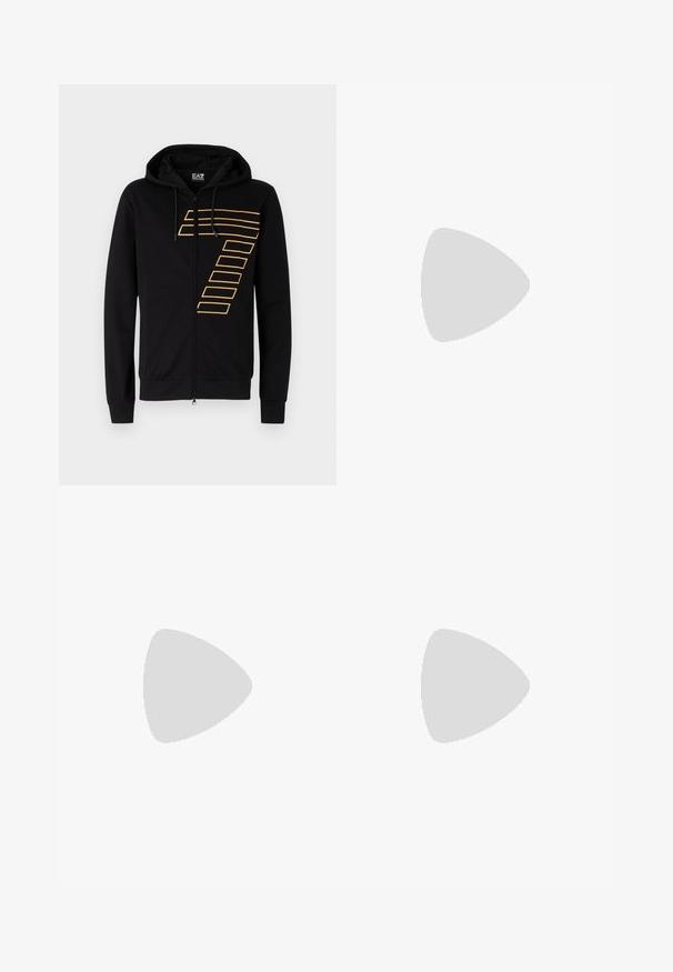 Juoda zip-up gobtuvė pagaminta iš medvilnės, minkštos tekstūros. Yra didelė auksinė grafika krūtinėje, reguliuojamas raištelis gobtuvui ir gumuoti rankogaliai.; Balta medvilninė marškinėlių su apvaliu kaklu ir trumpomis rankovėmis, priekyje spausdintas auksinis EA7 Emporio Armani logotipas.; Juoda sportinė šortai, pagaminti iš minkštos medžiagos, su elastingu diržu ir maža geltona EA7 logo apatinėje kairėje kojoje.; Balti odiniai sportiniai bateliai su lygia apdaila, apvaliu pirštu, plokščiais raišteliais ir tekstūruotu padu. Pasižymi subtiliu logotipu ant kulno.