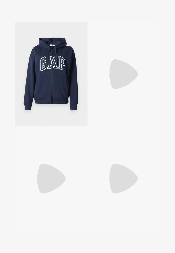 Hoodie zippé bleu marine, fabriqué en tissu doux. Dispose d'une poche kangourou à l'avant et du logo "GAP" en lettres blanches sur la poitrine.; T-shirt noir oversize avec un graphique d'un ours et le texte « PAS MIGNON MAIS SAUVAGE » en lettres blanches, en gras. Matériau en coton.; Jeans en denim bleu clair à taille haute. Présentent des jambes larges, deux zones déchirées aux genoux et un style classique à cinq poches.; Baskets montantes en toile blanche avec semelle en caoutchouc noir, capuchon en caoutchouc à l'avant, et six œillets pour les lacets, présentant un design épuré et minimaliste.
