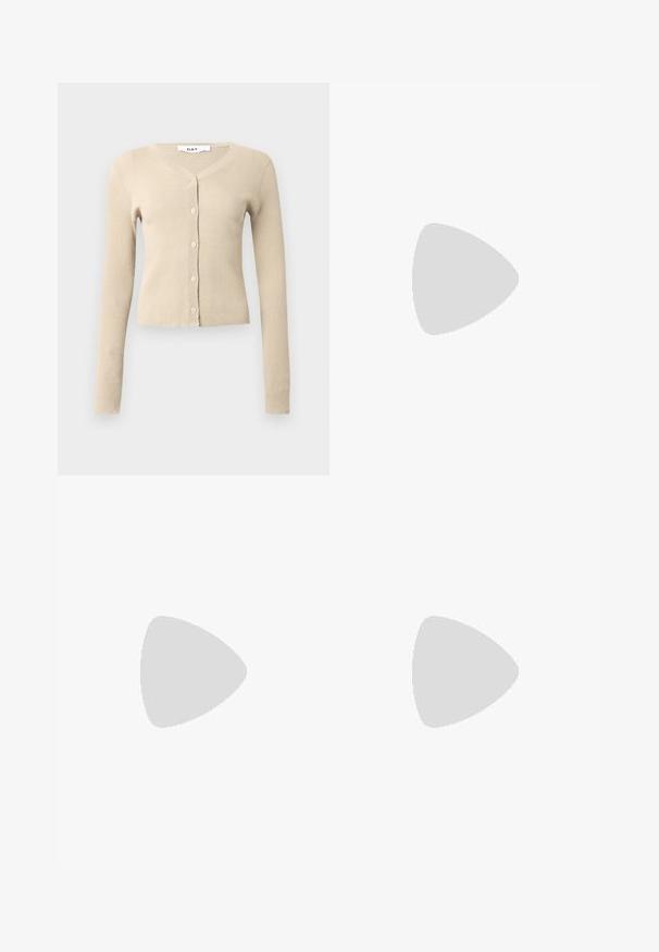 Beige rutete cardigan med lange ermer og V-hals. Har seks knappeåpninger foran og en tettsittende silhuett. Myk tekstur.; Hvit bomull t-skjorte med korte ermer, rund hals og avslappet passform. Glatt tekstur, ingen mønstre eller detaljer, minimalistisk design.; Lyseblå flagrende jeans laget av denim, med høy midje, frontlommer og rå kant ved mansjettene for et uformelt utseende.; Sorte skinnhøye hæler med en slank, buet hæl og et kryssrem-design. Justerbar ankelrem. Glatt tekstur.