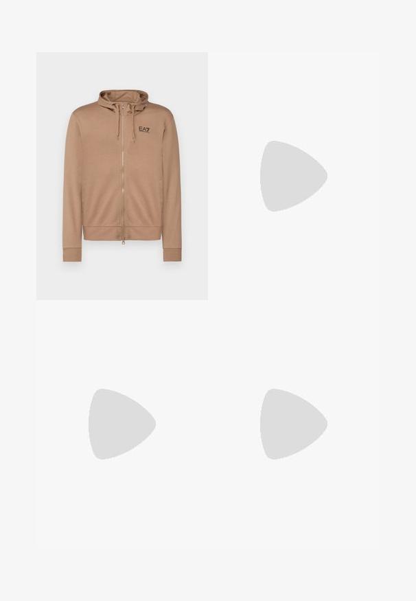 Sweatshirt com fecho de correr na cor beje, feito de tecido suave, apresentando uma capuz com cordão, mangas longas e um pequeno logo preto no peito.; T-shirt de algodão branco com mangas curtas, decote redondo, e um pequeno logo preto EA7 no lado esquerdo do peito. Textura suave, ajuste padrão.; Calças atléticas pretas com cordão na cintura, punhos elásticos e um pequeno logótipo. Textura suave e corte ajustado para vestuário ativo.; Sapatilhas baixas brancas e cinzas claras com atacadores brancos e acabamentos em camurça, apresentadas de lado sobre um fundo claro.