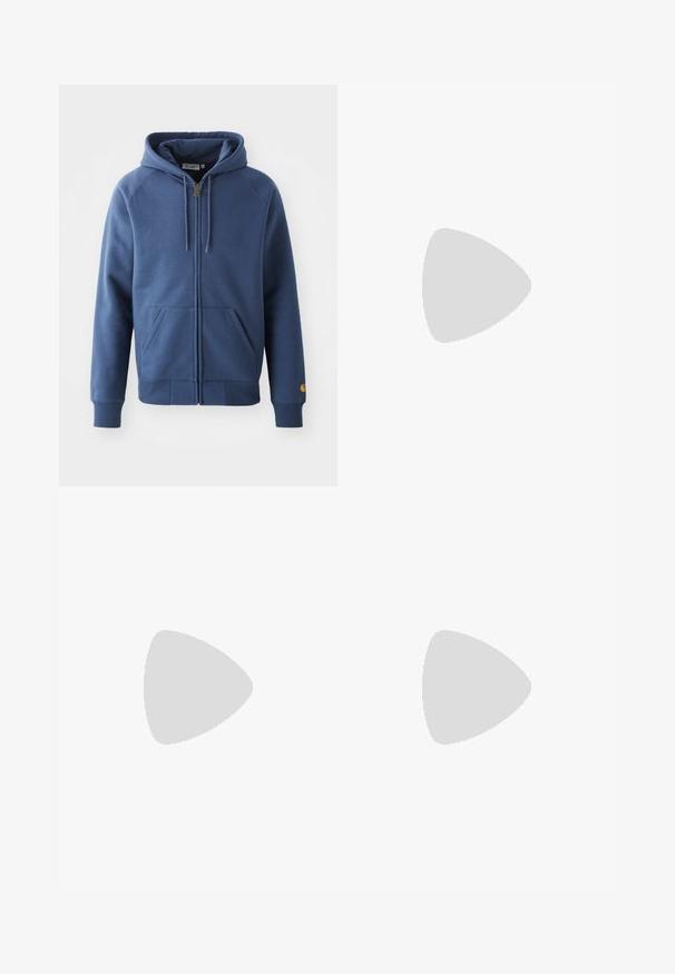 Blauwe zip-up hoodie van een katoenmix, met een trekkoordkap, voorzakken en ribgebreide boorden en onderrand.; Wit katoenen T-shirt met korte mouwen, ronde hals en een klein, geborduurd blauw "C"-logo op het linker borstgebied.; Lichtblauwe, rechte broek gemaakt van katoen. Voorzien van een voorzak, een ritssluiting en een enkele metalen knoop bij de tailleband.; Lichtblauwe sneakers met tan kleurige zolen, uitgerust met opvallende turquoise veters en gele accenten. Textuurmaterialen en zichtbare luchtkussens.