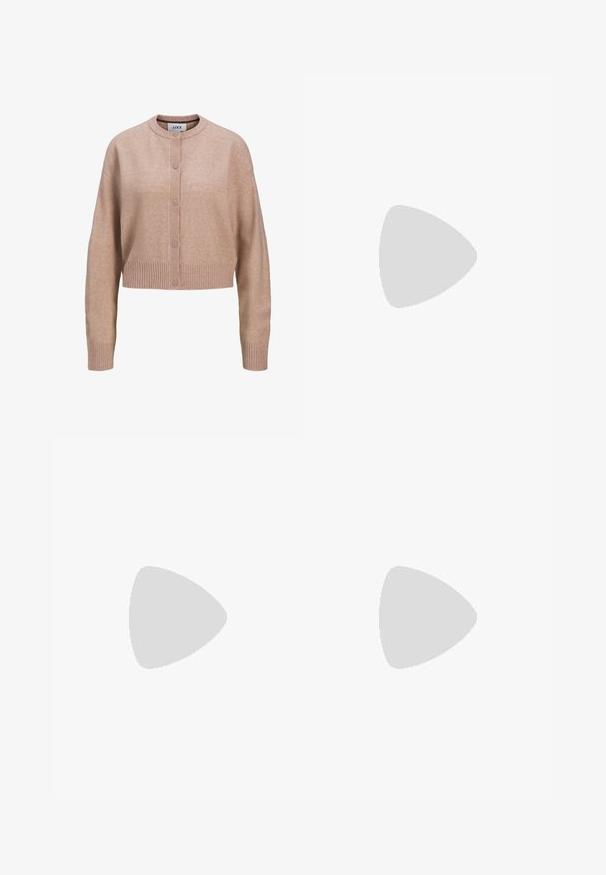 Beige kort cardigan med långa ärmar, rund hals, ribbad muff och nederkant samt knäppning fram.; Vit ribbad linne med rund halsringning och ärmlös design, med en rak nederkant och en smidig, elastisk textur.; Grå denimjeans med rak benpassform, slitna detaljer, fem fickor och kopparnitar. Midjan har en logotagg.; Sportskor med överdel i vit läder, grå mocka på tårna och tre svarta ränder. Har en blå logotyp på tungan och en texturerad gummisula.