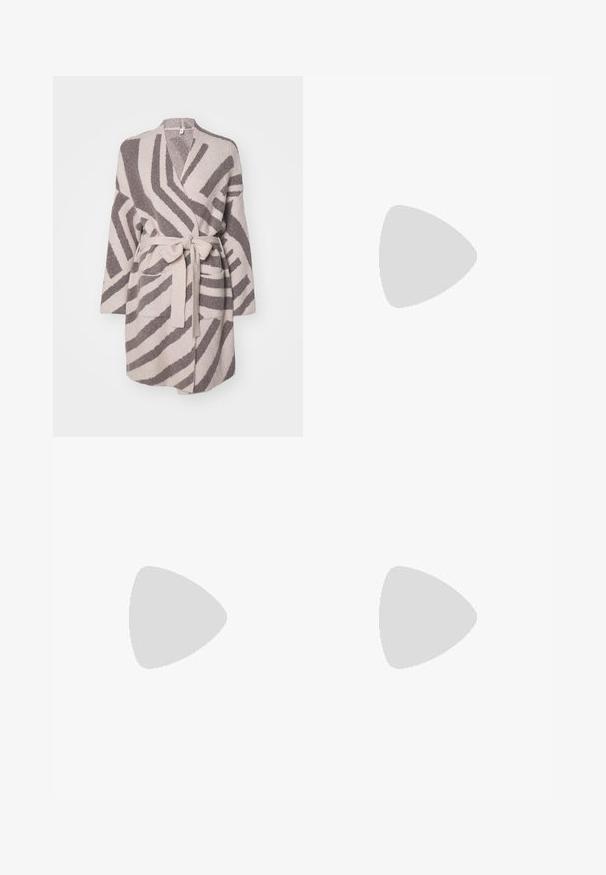 Béžový župan s hnedými cik-cak pruhmi, vyrobený z mäkkej tkaniny. Obsahuje opasok a dve predné vrecká. Dlhé rukávy a otvorený predný diel.; Tričko s dlhým rukávom v troch farbách: čiernej, sivej a bielej. Každé má okrúhly výstrih a skrátený strih vyrobený z hladkej, ľahkej tkaniny.; Svetlomodré vysoké džínsy s širokými nohavicami, prednými vreckami a gombíkovým zapínaním, zobrazené na jednoduchom bielom pozadí.; Béžové semišové baletky s čiernou koženou okrúhlou špičkou, nízkym podpätkom a hladkou textúrou, s minimálnym prešívaním a čistým dizajnom.