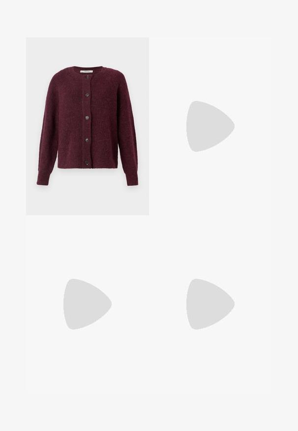 Cardigan couleur marmelade en tissu tricoté texturé, avec un col rond, des manches longues et cinq boutons noirs sur le devant.; T-shirt bleu marine à manches courtes en coton, avec un col rond et une coupe décontractée, présentant des détails minimalistes.; Jean large en denim bleu clair, avec une taille haute, un léger délavage et un ourlet propre sans embellissements ni poches.; Escarpin en cuir verni marron avec un bout carré, motif croco texturé, bride de cheville avec boucle dorée et un talon épais.