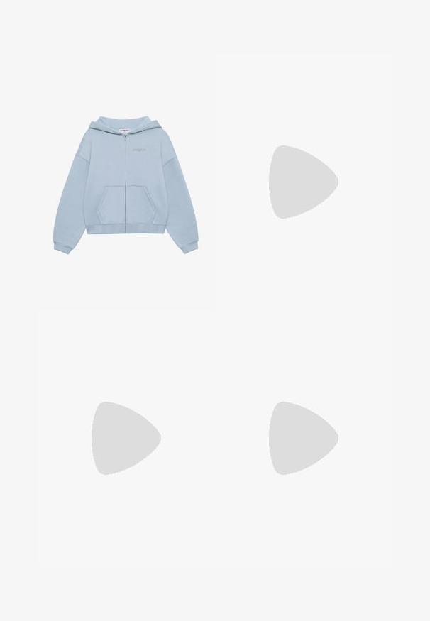 Felpa blu chiaro con zip, realizzata in tessuto morbido, dotata di tasca a marsupio, maniche larghe e logo ricamato sul petto. Texture liscia.; T-shirt bianca in cotone con maniche corte, colletto tondo e logo Levi's discreto stampato al centro. Texture morbida e vestibilità standard.; Jeans in denim bluastro con design a gamba dritta, chiusura con bottone, cinque tasche e una texture di leggera scoloritura. Presentano dettagli in metallo.; Mocassini in vernice nera con un design intrecciato, dettaglio a nappina e una suola in gomma spessa e testurizzata. La vista laterale mette in evidenza la silhouette elegante.