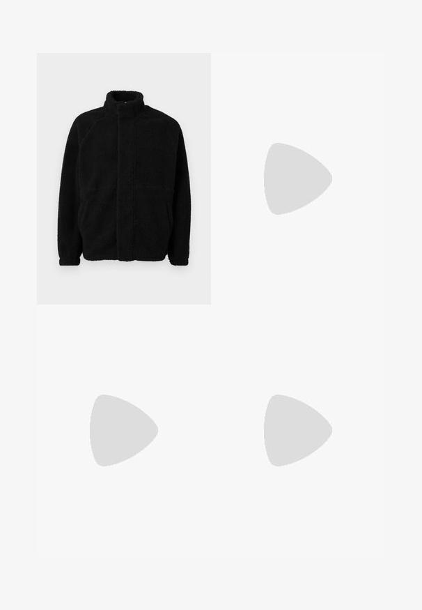 Sort fleecejakke med høj krave, lynlås foran, to sidelommer, struktureret materiale og raglanærmer. Simpelt, uudsmykket design.; Hvid bomulds T-shirt med korte ærmer, rund hals og en brystlomme med et multifarvet sneakers logo. Blød tekstur, afslappet pasform.; Lysebeige brede bukser lavet af bomuld. Har forlommer og en knaplukning. Glat tekstur med subtile lodrette linjer.; Sneakers med en overdel i cremefarvet læder og marineblå ruskind, med en synlig luftsål, beige gummisål og røde detaljer på hælen.